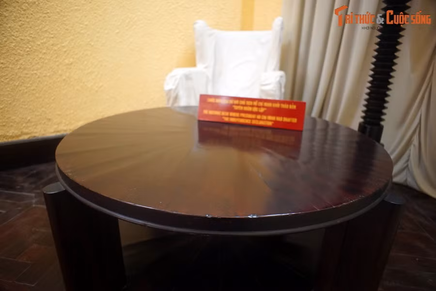 Cận cảnh chiếc bàn lịch sử Bác Hồ dùng khi khởi thảo Tuyên ngôn Độc lập.