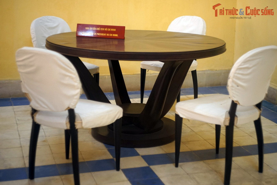 Chiếc bàn Bác ngồi ăn cùng các đồng chí.