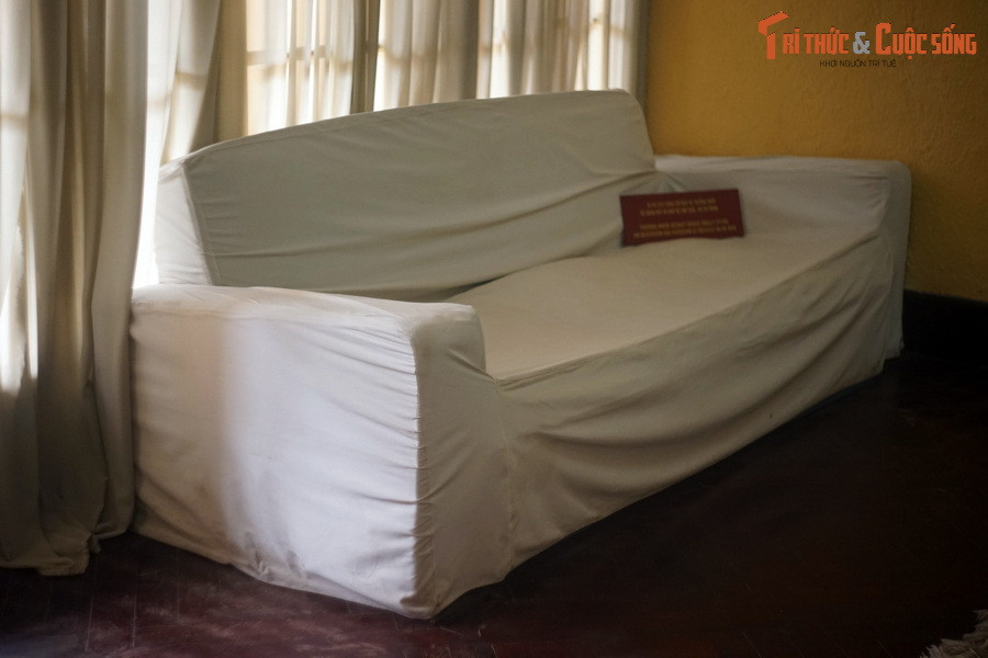 Các đồng chí bảo vệ thường ngồi ở chiếc ghế sofa này để bảo vệ Bác Hồ.