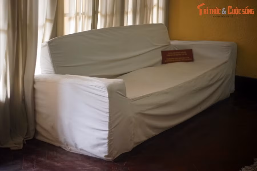 Các đồng chí bảo vệ thường ngồi ở chiếc ghế sofa này để bảo vệ Bác Hồ.