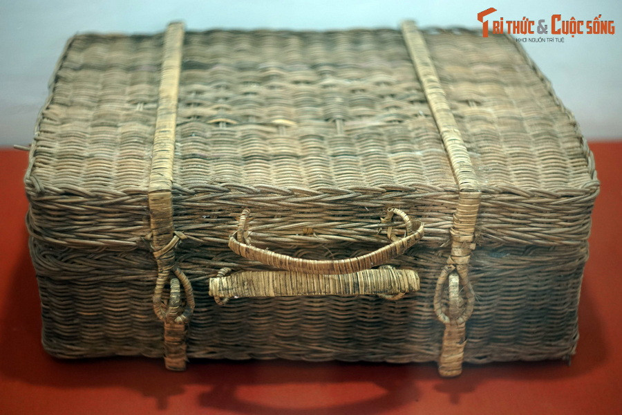 Chiếc vali đan bằng mây Bác Hồ sử dụng tại nhà 48 Hàng Ngang, một hiện vật được gìn giữ và trưng bày tại di tích.