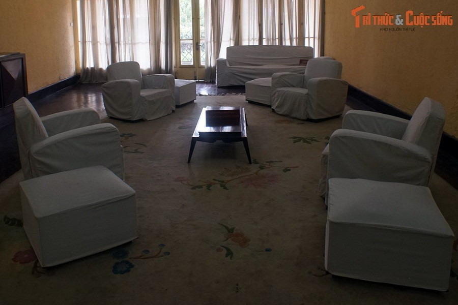 Bàn trà và những chiếc ghế bành được Bác Hồ dùng để tiếp khách tại nhà 48 Hàng Ngang.