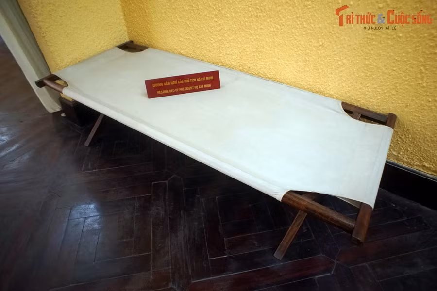 Giường nằm nghỉ của Bác tại nhà 48 Hàng Ngang.