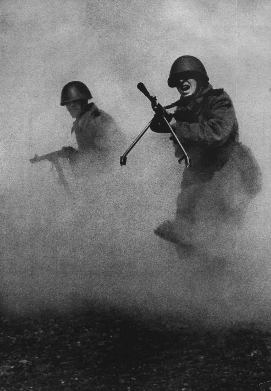 Xung phong, 1944. Ảnh: Mark Markov-Grinberg.