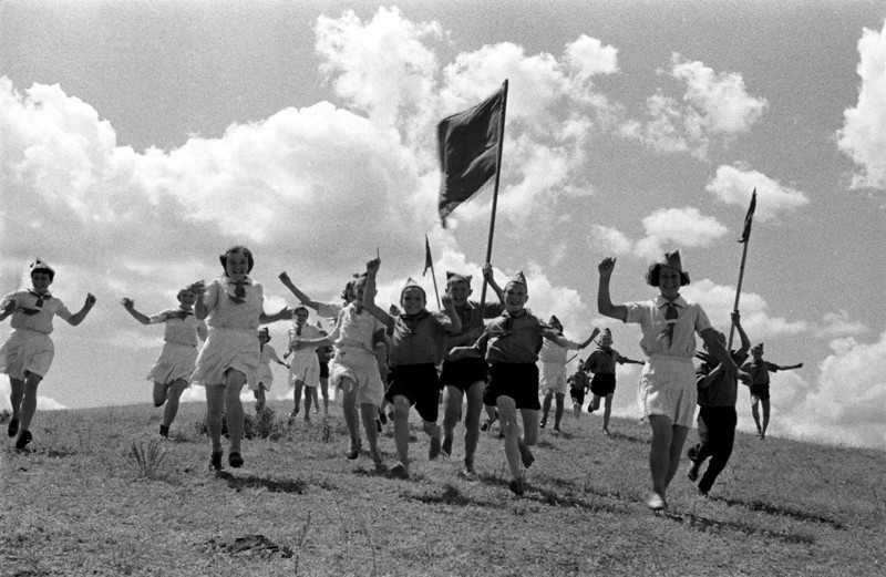 Trại hè thiếu nhi, thập niên 1930. Ảnh: Mark Markov-Grinberg.