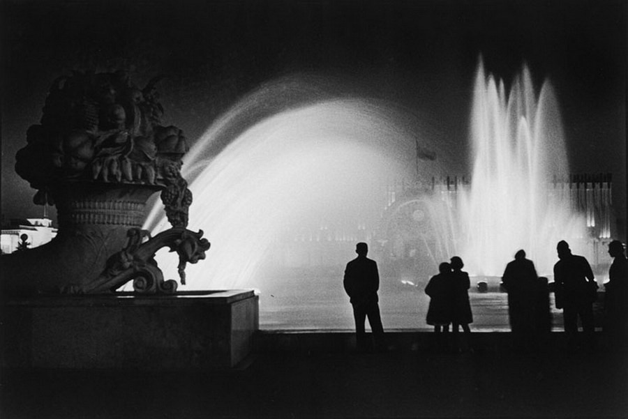 Đài phun nước ở Moscow, 1930. Ảnh: Mark Markov-Grinberg.
