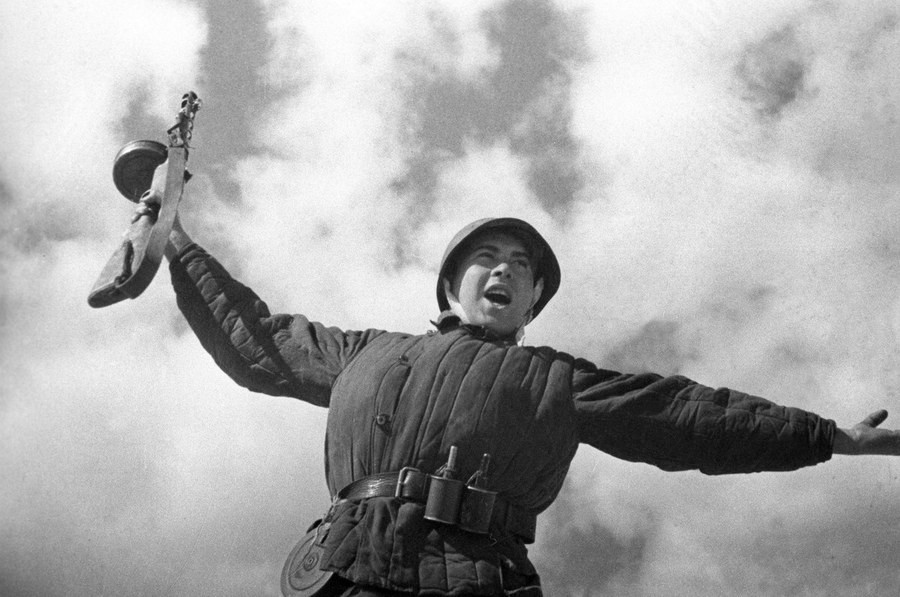 Người lính trên mặt trận Belarus, 1944. Ảnh: Mark Markov-Grinberg.