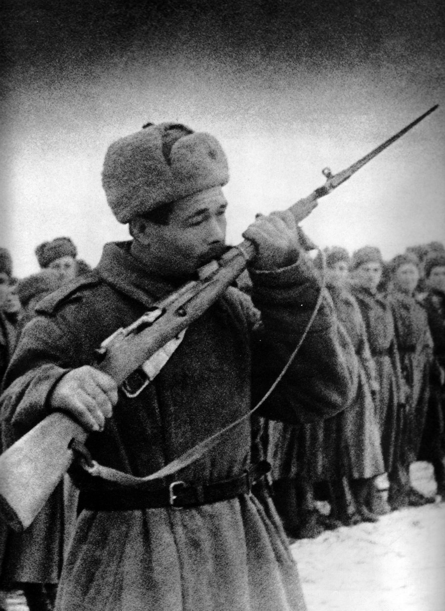 Người chiến binh sẵn sàng cho cuộc chiến, 1943. Ảnh: Mark Markov-Grinberg.