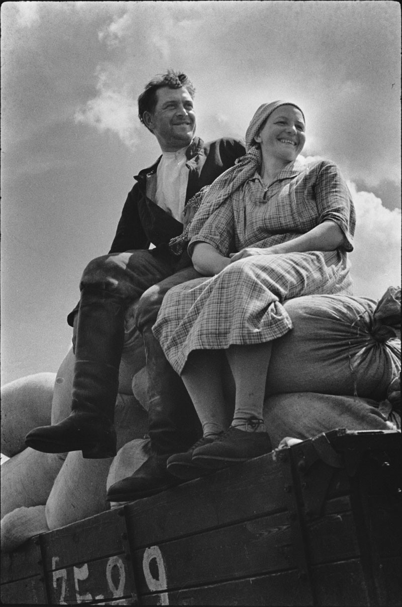 Nụ cười được mùa, 1930. Ảnh: Mark Markov-Grinberg.