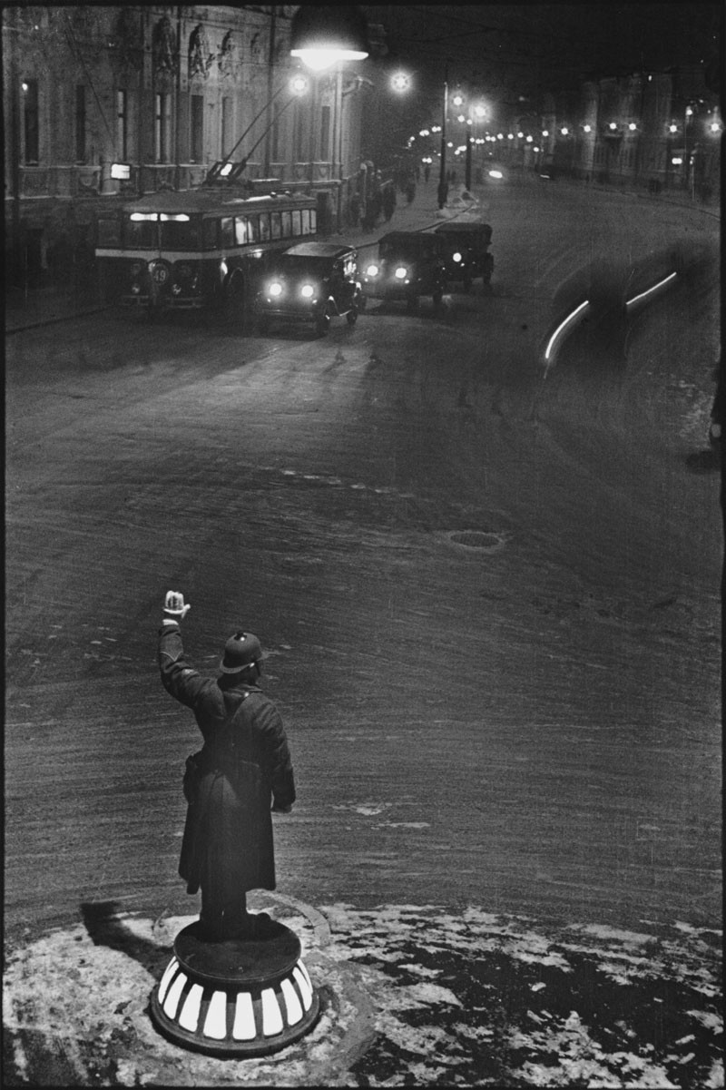 Người cảnh sát giao thông tác nghiệp trong đêm ở Moscow, 1936. Ảnh: Mark Markov-Grinberg.