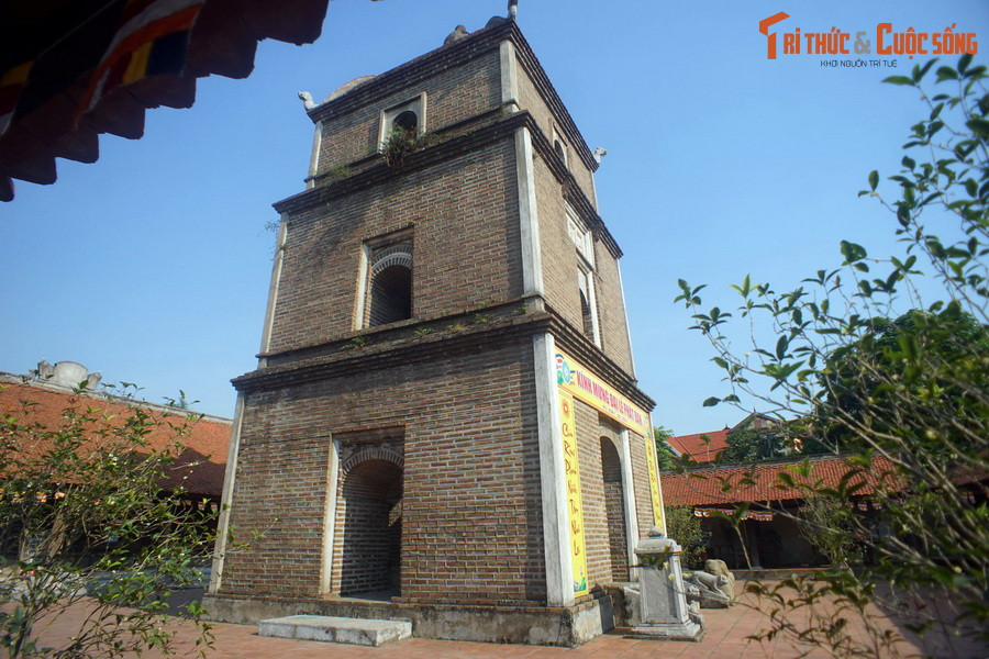  6. Tòa tháp kỳ vĩ bậc nhất trời Nam. Nét kiến trúc đặc sắc nhất của chùa Dâu là tòa tháp Hòa Phong nằm ở khoảng sân chùa sau tiền điện. Tháp vốn có chín tầng, từng là một trong những bảo tháp Phật giáo lớn nhất nước Việt, nhưng nay chỉ còn ba tầng dưới.