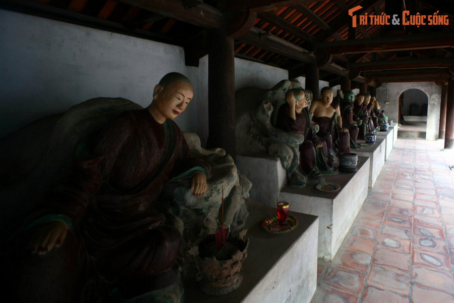  8. Bộ sưu tập tượng thờ đặc sắc. Ngày nay chùa Dâu còn lưu giữ khoảng 100 tượng thờ các loại, gồm tượng Thập bát La Hán, Bồ Tát, Tam Thế, Đức Ông, Thánh Tăng..., trong đó có nhiều tác phẩm mẫu mực của nền điêu khắc cổ Việt Nam.