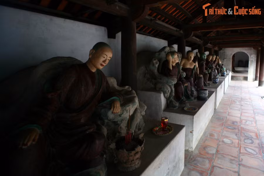  8. Bộ sưu tập tượng thờ đặc sắc. Ngày nay chùa Dâu còn lưu giữ khoảng 100 tượng thờ các loại, gồm tượng Thập bát La Hán, Bồ Tát, Tam Thế, Đức Ông, Thánh Tăng..., trong đó có nhiều tác phẩm mẫu mực của nền điêu khắc cổ Việt Nam.