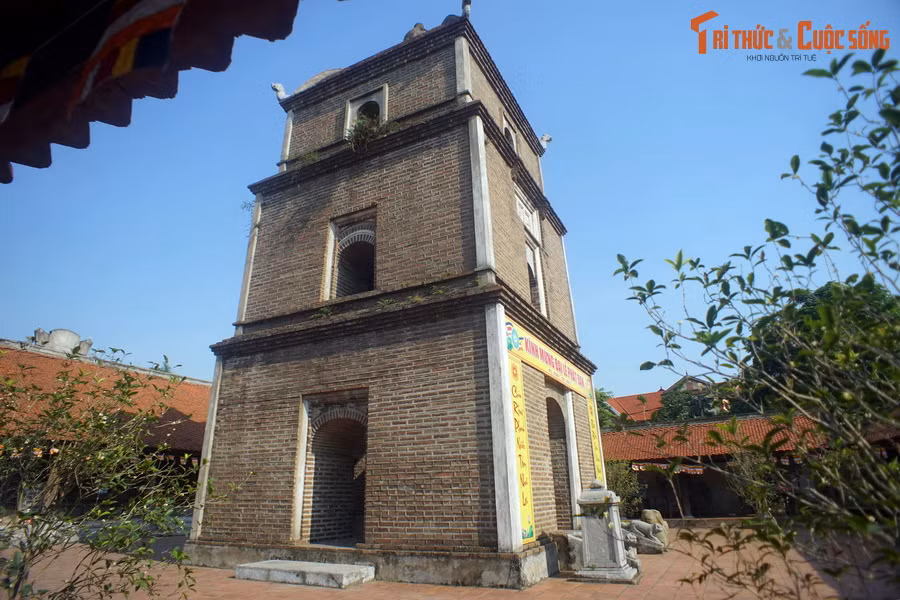  6. Tòa tháp kỳ vĩ bậc nhất trời Nam. Nét kiến trúc đặc sắc nhất của chùa Dâu là tòa tháp Hòa Phong nằm ở khoảng sân chùa sau tiền điện. Tháp vốn có chín tầng, từng là một trong những bảo tháp Phật giáo lớn nhất nước Việt, nhưng nay chỉ còn ba tầng dưới.