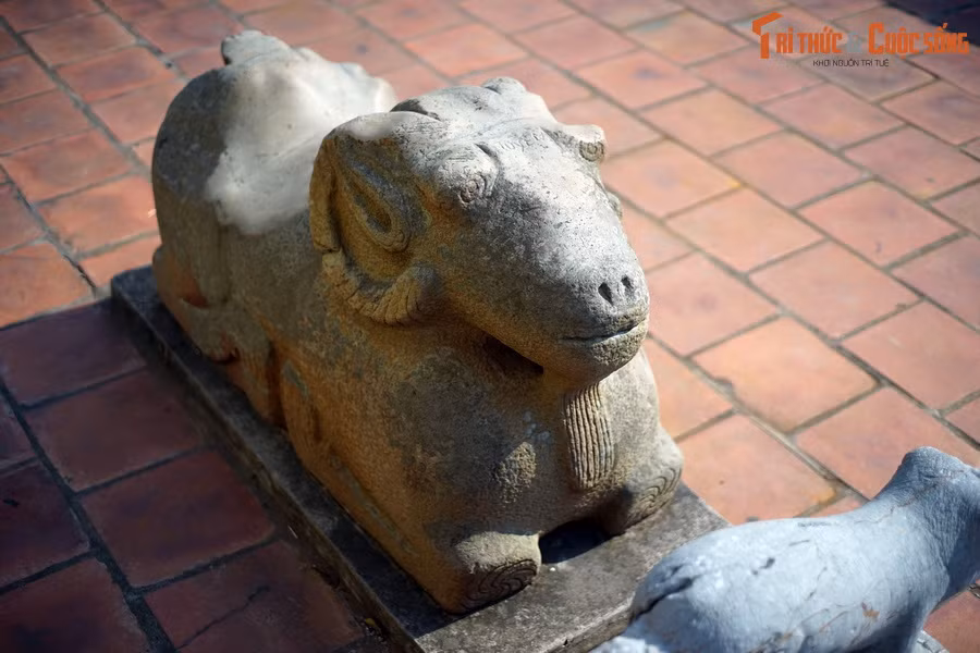  7. Bức tượng cổ bậc nhất Việt Nam. Bên trái tháp Hòa Phong có tượng một con cừu đá là dấu vết duy nhất còn sót lại từ thời nhà Hán. Là một trong những bức tượng cổ nhất Việt Nam, hiện vật này gắn với những giai thoại đầy màu sắc huyền bí về Thái thú Sĩ Nhiếp (137-226).