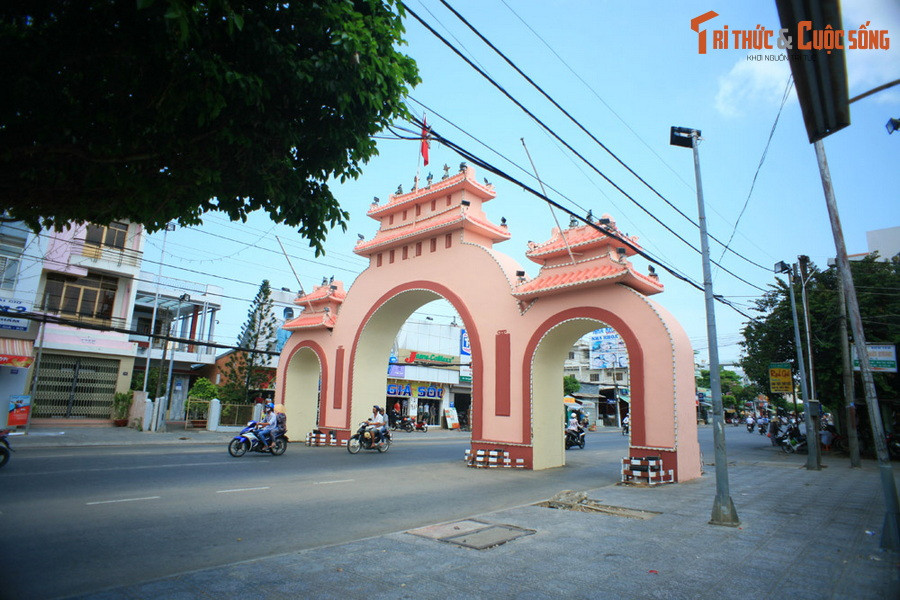 1. Nằm trên đường Nguyễn Trung Trực - trục đường chính của thành phố Rạch Giá, tỉnh Kiên Giang, cổng tam quan Rạch Giá được xây dựng vào năm 1955, là công trình kiến trúc gắn liền với đời sống tinh thần người dân địa phương.