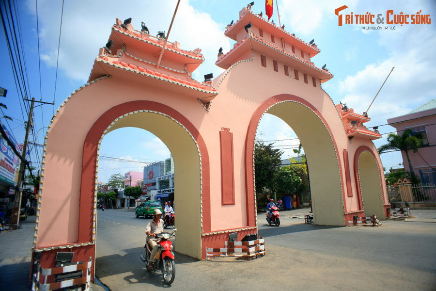 Khi mới được xây dựng, cổng có vai trò như một điểm mốc đánh dấu cửa ngõ của thị xã Rạch Giá. Sau một quá trình phát triển đô thị của Rạch Giá, cổng tam quan từ vị trí cửa ngõ trở thành một công trình nằm ở trung tâm thành phố.