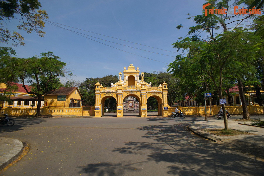 2. Nằm ở số 23 Tống Duy Tân, góc Đông Nam trong Kinh thành, Cơ Mật Viện (nay là trụ sở của TT Bảo tồn Di tích Cố đô Huế) là một di tích lịch sử nổi tiếng của Cố đô Huế. Công trình đặc sắc nhất của di tích này là cánh cổng tam quan có kiến trúc độc đáo hiếm có.