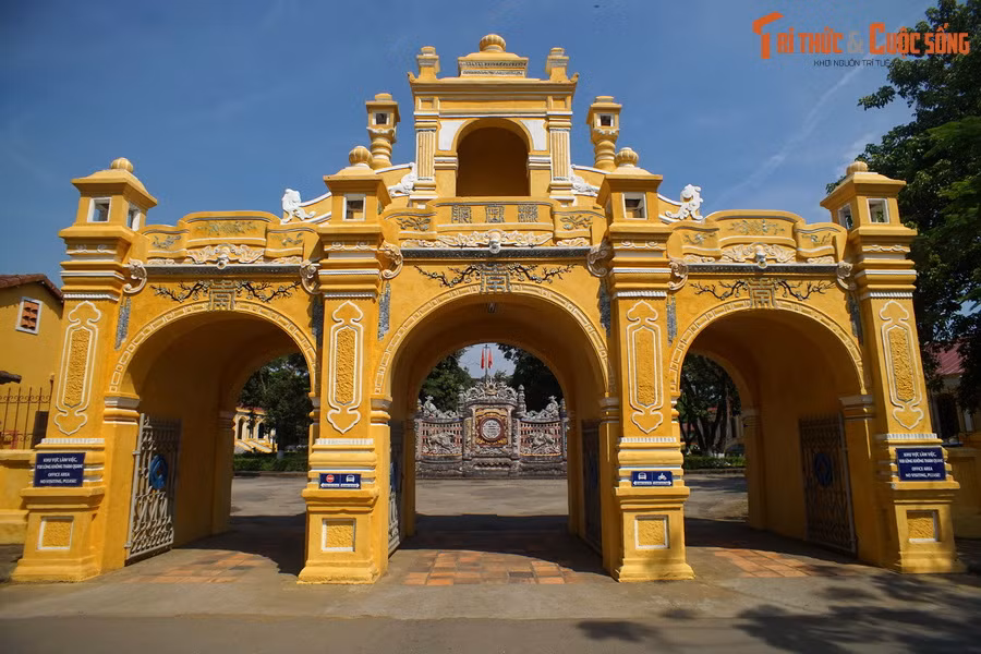 Đây chính là công trình còn nguyên vẹn nhất của Cơ Mật Viện, chưa bị tàn phá hoặc biến dạng như các công trình còn lại của di tích lịch sử này.