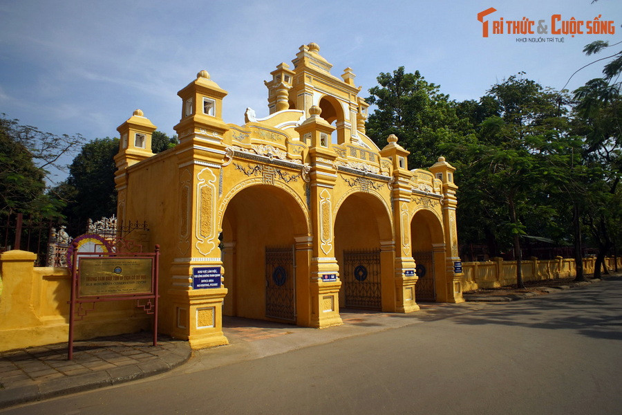 Cổng tam quan của Cơ Mật Viện là sự kết hợp độc đáo giữa phong cách kiến trúc phương Đông và phương Tây, phản ánh bối cảnh lịch sử khi công trình được xây dựng. Công trình có từ đợt xây dựng đầu tiên của Cơ Mật Viện, kéo dài từ năm 1899 đến 1903.