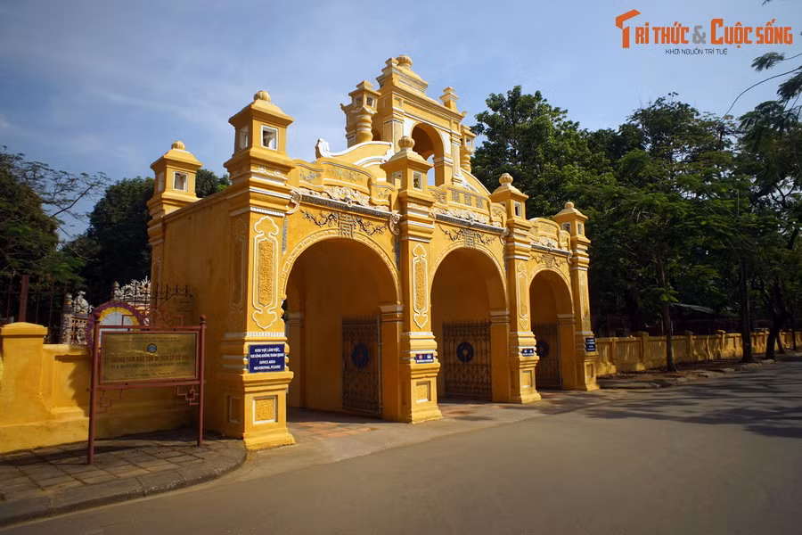 Cổng tam quan của Cơ Mật Viện là sự kết hợp độc đáo giữa phong cách kiến trúc phương Đông và phương Tây, phản ánh bối cảnh lịch sử khi công trình được xây dựng. Công trình có từ đợt xây dựng đầu tiên của Cơ Mật Viện, kéo dài từ năm 1899 đến 1903.