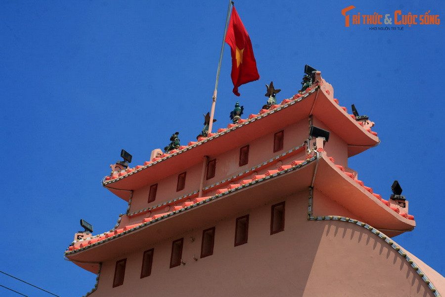 Cảnh quan của khu vực thay đổi chóng mặt theo thời gian, chỉ có cánh cổng vẫn giữ nguyên diện mạo sau gần một thế kỷ tồn tại. Ngày nay, cổng tam quan Rạch Giá được coi là biểu tượng của thành phố biển Rạch Giá cũng như toàn tỉnh Kiên Giang.