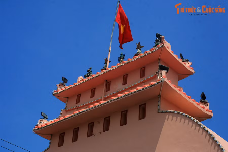 Cảnh quan của khu vực thay đổi chóng mặt theo thời gian, chỉ có cánh cổng vẫn giữ nguyên diện mạo sau gần một thế kỷ tồn tại. Ngày nay, cổng tam quan Rạch Giá được coi là biểu tượng của thành phố biển Rạch Giá cũng như toàn tỉnh Kiên Giang.