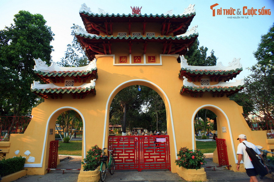 Trên vòm cửa chính giữa có các chữ Nho, dịch ra là “Thượng Công Miếu”. Kiến trúc của cánh cổng vẫn được gìn giữ nguyên vẹn như khi mới xây dựng.