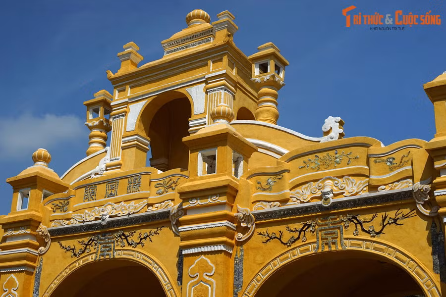 Do tính chất độc đáo, dễ nhận biết, cổng tam quan của Cơ Mật Viện đã xuất hiện trên nhiều bưu ảnh của người Pháp một thế kỷ trước như một trong những công trình tiêu biểu của Huế.