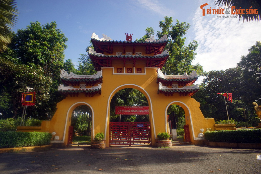 Cổng tam quan của lăng Tả quân Lê Văn Duyệt được xây dựng vào năm 1949, trong một đợt trùng tu di tích quy mô lớn, Công trình có một số nét tương đồng với cổng tam quan Rạch Giá với ba vòm cửa tròn xây bằng gạch, trên mỗi vòm cửa có hai tầng mái.