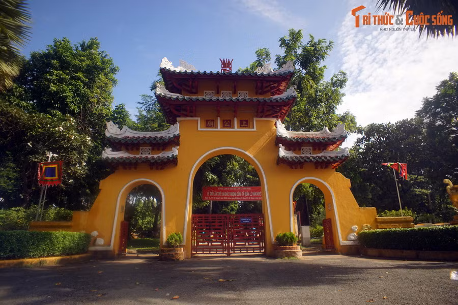 Cổng tam quan của lăng Tả quân Lê Văn Duyệt được xây dựng vào năm 1949, trong một đợt trùng tu di tích quy mô lớn, Công trình có một số nét tương đồng với cổng tam quan Rạch Giá với ba vòm cửa tròn xây bằng gạch, trên mỗi vòm cửa có hai tầng mái.