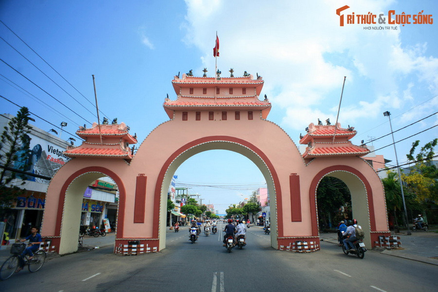 Cánh cổng được thiết kế với ba ô cửa hình vòng cung mềm mại, khác với các kiểu cổng tam quan thường thấy. Trên mỗi vòm cổng có hai tầng mái.