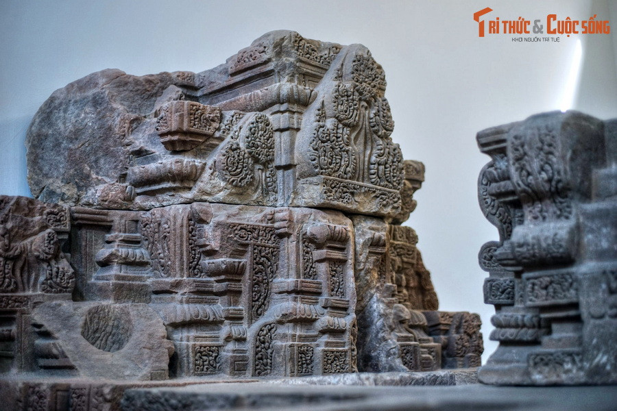 Những đường nét điêu khắc và hoa văn trang trí trên đài thờ được xem là một trong những yếu tố đặc trưng tiêu biểu cho một phong cách nghệ thuật, đánh dấu một giai đoạn quan trọng trong tiến trình lịch sử phát triển nghệ thuật điêu khắc Champa.