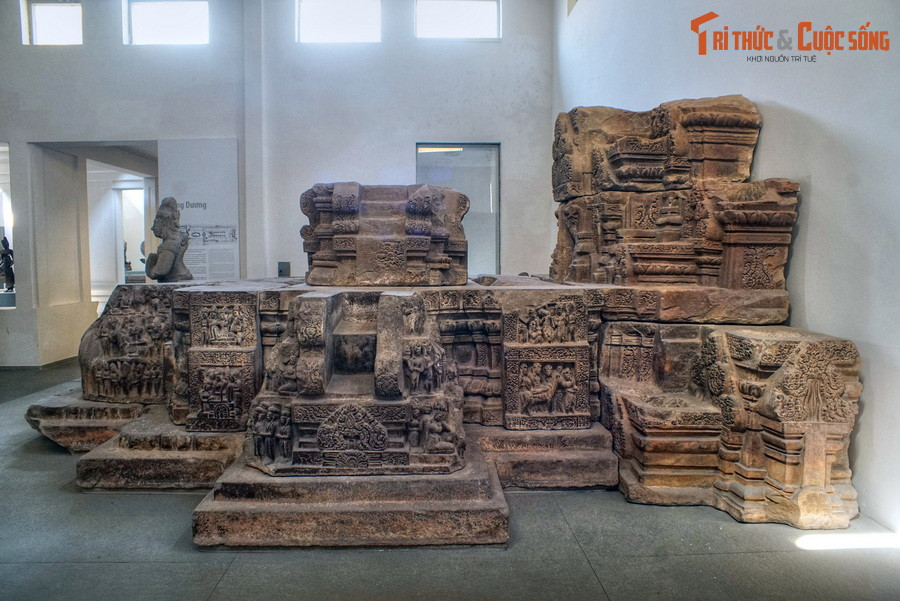 Đài thờ có niên đại từ thế kỷ 9-10, được chế tác từ đá sa thạch, gồm 24 khối đá ghép khít lại với nhau. Kích thước tổng thể của hiện vật: Cao 197 cm, dài 396 cm, rộng 354 cm.