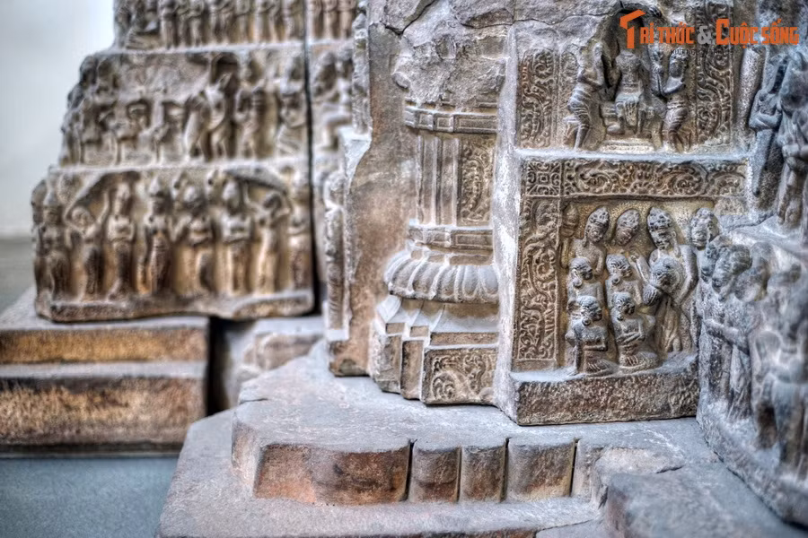 Mặt ngoài bờ thành của các bậc cấp và xung quanh đài thờ chạm khắc kín các đề tài văn hóa Phật giáo, mô tả ba đoạn đời của đức Phật Thích Ca Mâu Ni, từ lúc đản sinh đến lúc đi tu đạo và thành Phật. Ngoài ra còn có các các cảnh sinh hoạt cung đình.