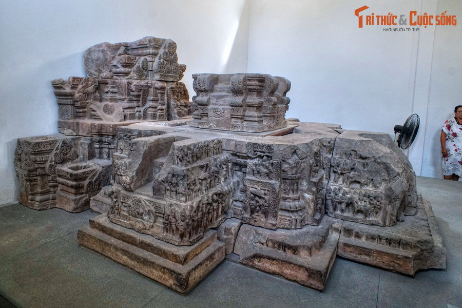 Cấu trúc đài thờ chia làm bốn phần: Phần đế dưới cùng, tiếp đến là bệ thờ lớn có mặt bằng hình vuông, trên bệ thờ lớn là một bệ thờ nhỏ cũng hình vuông và một bệ thờ cao hơn, áp vào mặt sau của bệ thờ lớn.