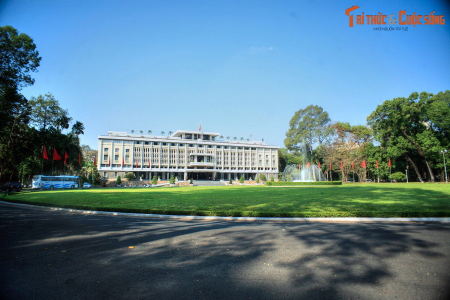 1. Nằm ở trung tâm quận 1, Dinh Độc Lập là di tích lịch sử nổi tiếng bậc nhất TP HCM. Công trình được xây theo đồ án của kiến trúc sư Ngô Viết Thụ, khởi công ngày 1/7/1962 và khánh thành vào ngày 31/10/1966.