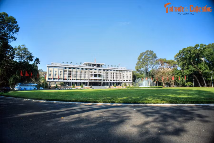 1. Nằm ở trung tâm quận 1, Dinh Độc Lập là di tích lịch sử nổi tiếng bậc nhất TP HCM. Công trình được xây theo đồ án của kiến trúc sư Ngô Viết Thụ, khởi công ngày 1/7/1962 và khánh thành vào ngày 31/10/1966.