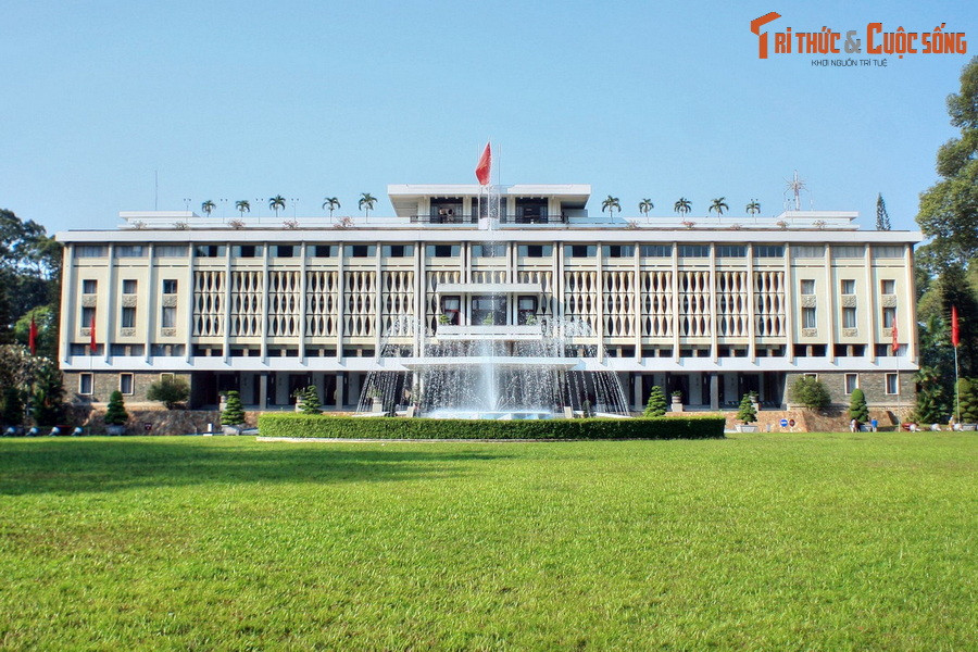 Về tổng thể, Dinh Độc Lập cao 26 mét, có ba tầng, hai gác lửng và tầng hầm, diện tích mặt bằng 4.500 m², diện tích sàn 20.000 m². Đây là công trình kiến trúc có quy mô đồ sộ bậc nhất đô thành Sài Gòn thời bấy giờ.