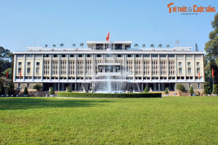 Về tổng thể, Dinh Độc Lập cao 26 mét, có ba tầng, hai gác lửng và tầng hầm, diện tích mặt bằng 4.500 m², diện tích sàn 20.000 m². Đây là công trình kiến trúc có quy mô đồ sộ bậc nhất đô thành Sài Gòn thời bấy giờ.