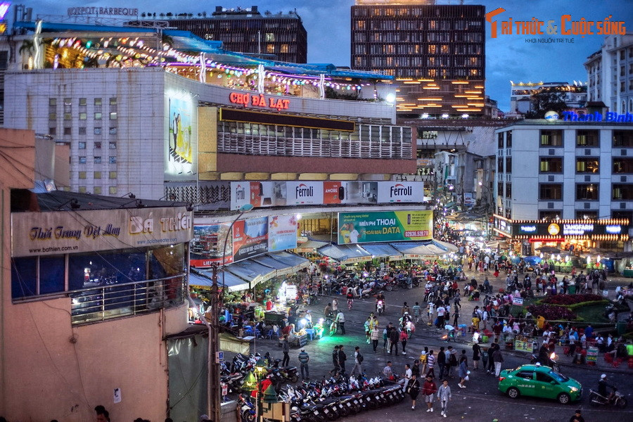 3. Nằm ở một khoảng đất thấp cạnh khu Hòa Bình nổi tiếng của Đà Lạt, chợ Đà Lạt là trung tâm thương mại lớn, đồng thời cũng là một công trình kiến trúc tiêu biểu của thành phố trên cao nguyên Lâm Viên.