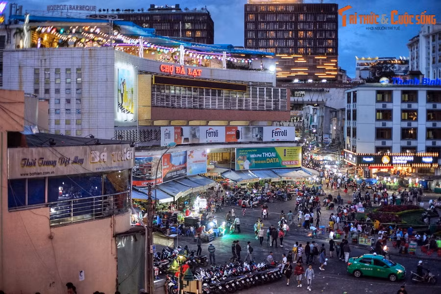 3. Nằm ở một khoảng đất thấp cạnh khu Hòa Bình nổi tiếng của Đà Lạt, chợ Đà Lạt là trung tâm thương mại lớn, đồng thời cũng là một công trình kiến trúc tiêu biểu của thành phố trên cao nguyên Lâm Viên.