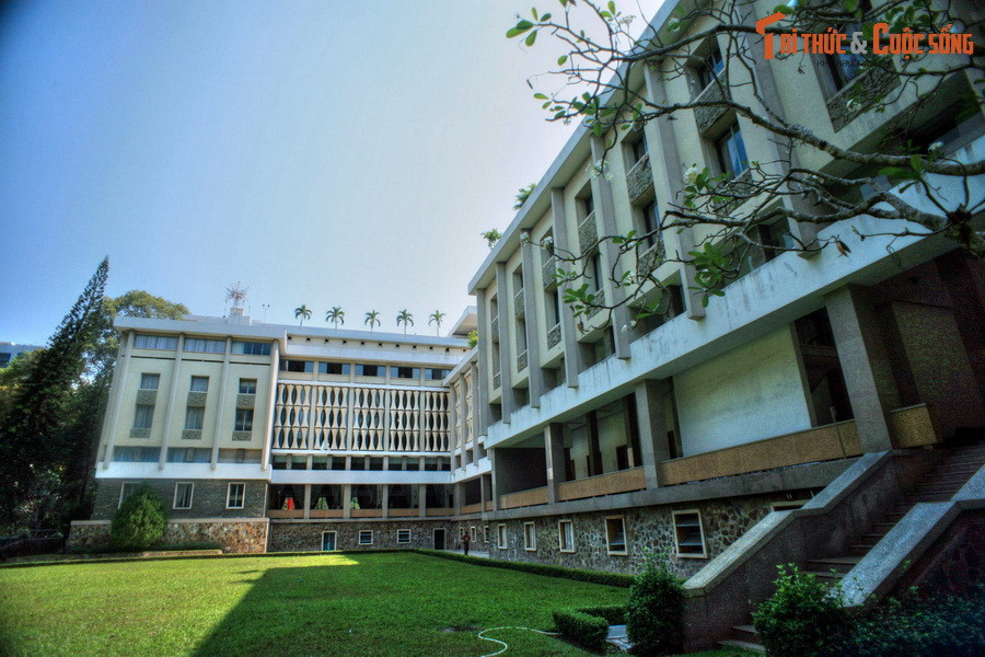 Khi thiết kế Dinh, kiến trúc sư Ngô Viết Thụ muốn tìm một ý nghĩa văn hóa cho công trình, nên mọi sự sắp đặt từ nội thất cho diện mạo bên ngoài, tất cả đều tượng trưng cho triết lý cổ truyền, nghi lễ Phương đông và cá tính của dân tộc.