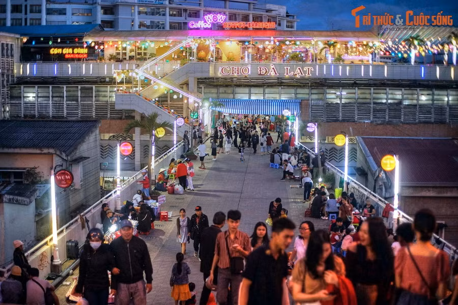 Ông đã cho sửa đổi lại mặt tiền khu chợ, khiến cho công trình mang dáng dấp của một cây đàn piano. Vị kiến trúc sư nổi tiếng cũng cho thiết kế bổ sung cây cầu nối rạp Hòa Bình với chợ Đà Lạt. Ngày nay cây cầu trở thành góc “sống ảo” nổi tiếng.