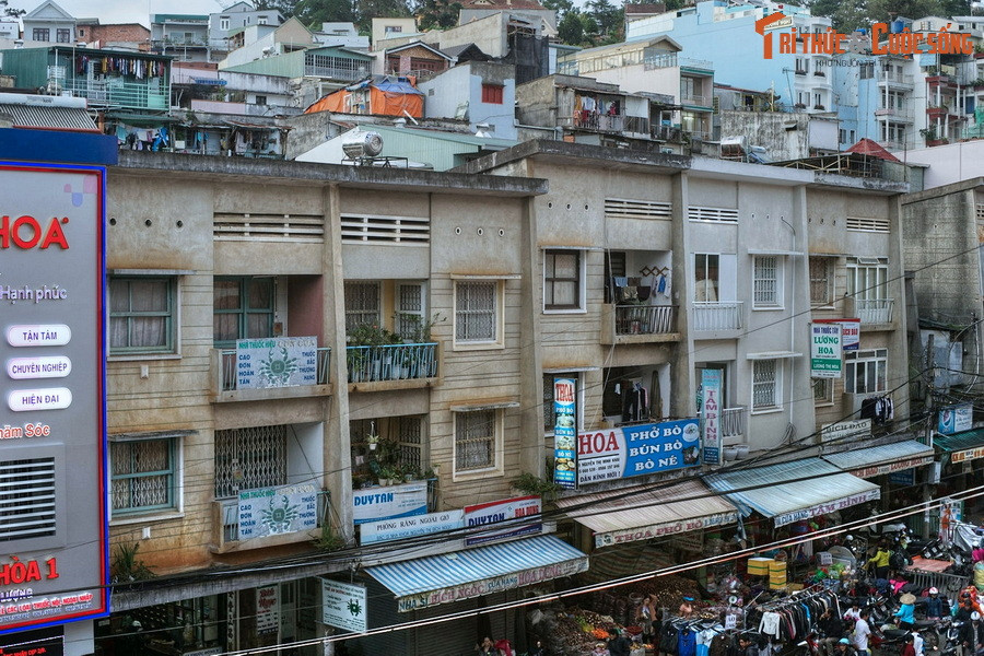 Khu công viên trước chợ và các dãy phố lầu xung quanh chợ cũng là thành phẩm từ các bản vẽ của người đã thiết kế Dinh Độc Lập ở Sài Gòn.