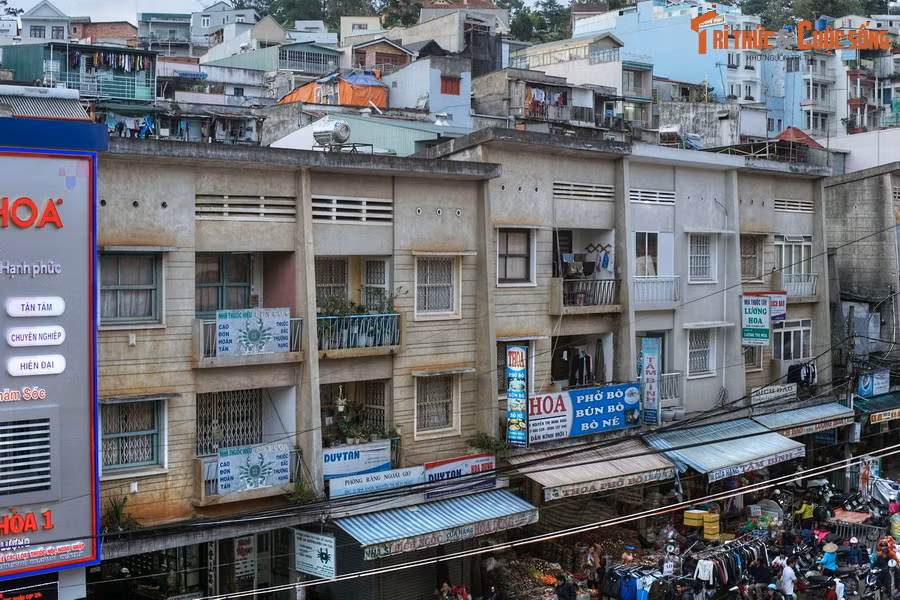 Khu công viên trước chợ và các dãy phố lầu xung quanh chợ cũng là thành phẩm từ các bản vẽ của người đã thiết kế Dinh Độc Lập ở Sài Gòn.