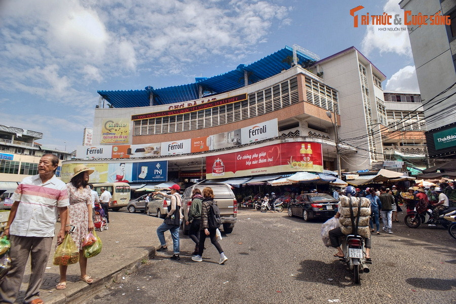 Chợ được hoàn thành và đưa vào sử dụng vào năm 1960, có hai tầng và một sân thượng. Đây là một trong những khu chợ cao tầng đầu tiên ở Việt Nam. Sau đó kiến trúc sư Ngô Viết Thụ tham gia chỉnh trang kiến trúc chợ Đà Lạt.