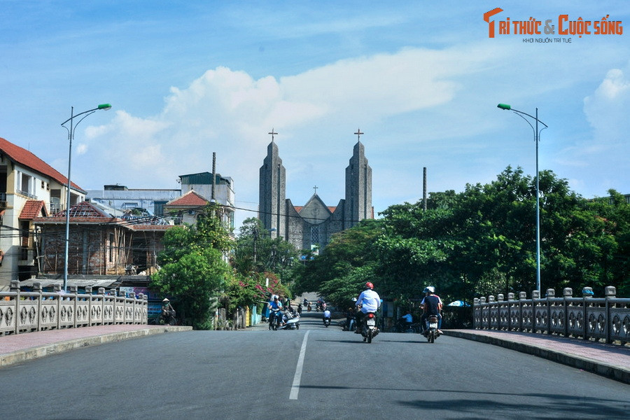 2. Tọa lạc tại phường Phước Vĩnh, thành phố Huế, nhà thờ Chính tòa Phủ Cam là một trong những nhà thờ lớn và lâu đời nhất đất Cố đô. Nhà thờ có lịch sử từ năm 1682, được xây lại vào năm 1960 theo thiết kế của kiến trúc sư Ngô Viết Thụ.