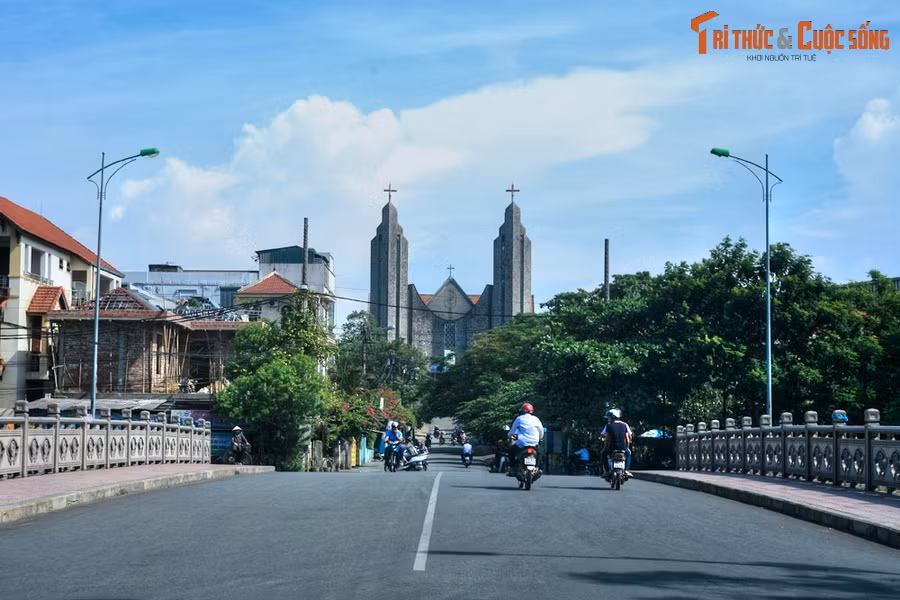 2. Tọa lạc tại phường Phước Vĩnh, thành phố Huế, nhà thờ Chính tòa Phủ Cam là một trong những nhà thờ lớn và lâu đời nhất đất Cố đô. Nhà thờ có lịch sử từ năm 1682, được xây lại vào năm 1960 theo thiết kế của kiến trúc sư Ngô Viết Thụ.