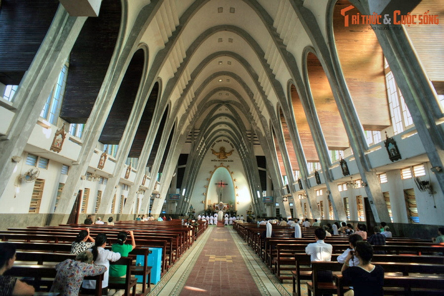 Lòng nhà thờ rộng, có thể chứa được 2.500 người đến dự lễ. Có hai dãy cửa sổ được xây dạng vòm có chiều cao ấn tượng nằm dọc hai bên hông nhà thờ, khiến không gian bên trong thánh đường luôn tràn ngập ánh sáng tự nhiên.